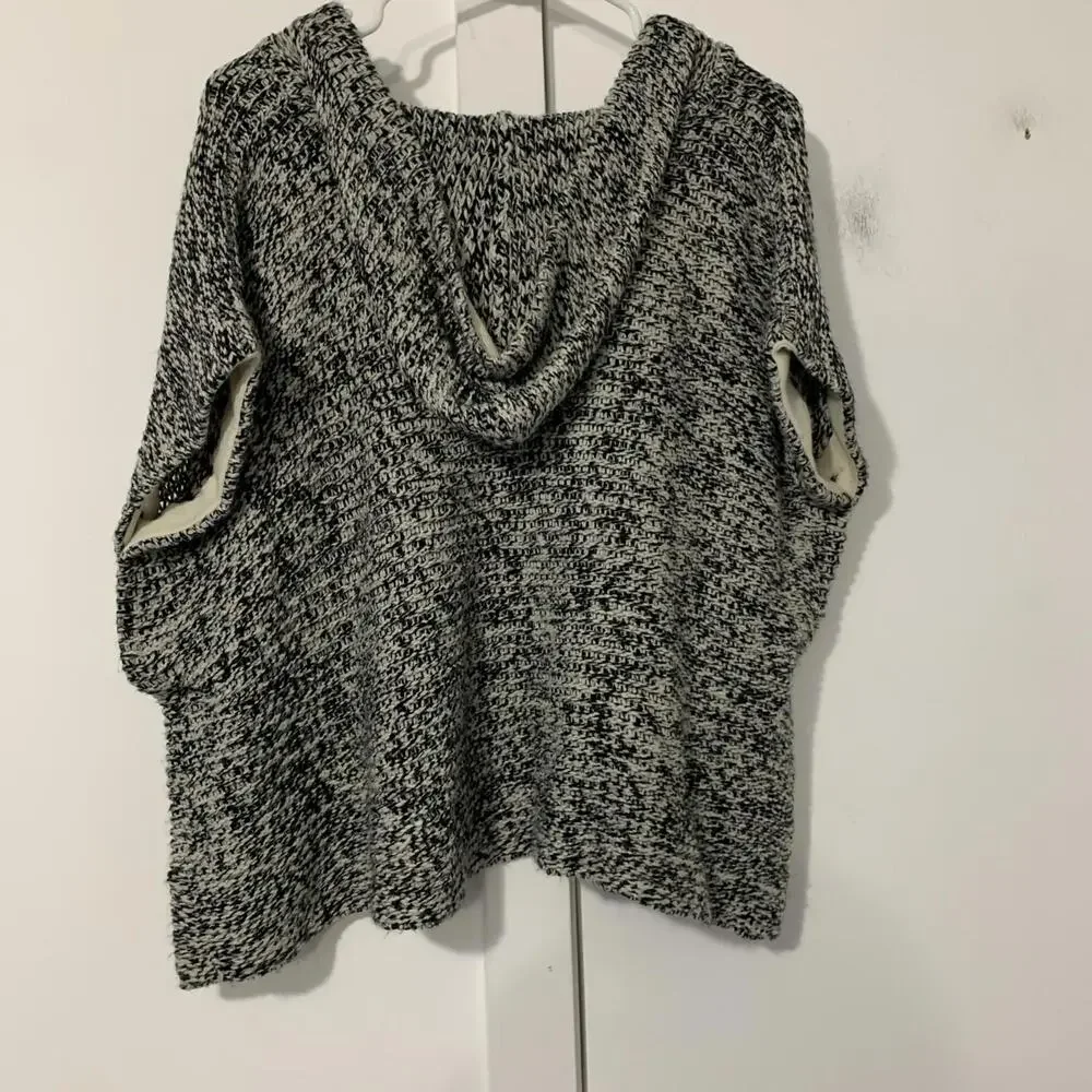NWT Razzle Dazzle Woman's Sweater Boxy Fit Side Buttons Hooded Small‎
